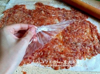 step13: 用麵棍壓至薄身 , 除去保鮮紙後連焗爐紙一同放入焗盆內