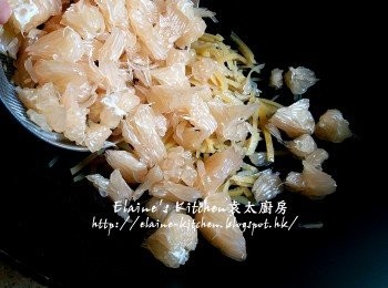 step11: 再將柚子皮回鑊中 , 逐一加入柚子肉 , 500ml水及冰糖拌勻