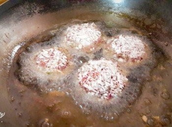 step8: 放入已燒熱油的的鍋子中炸至熟透