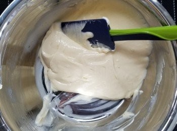 step4: 加入蛋，面粉，檸檬汁，拌勻