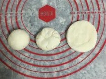 step10: 取一顆壓扁後，將皮從外圍往中心壓摺一圈，這樣可以讓麵皮更光滑又排氣；接著捏起轉過頭來並收成圓形。