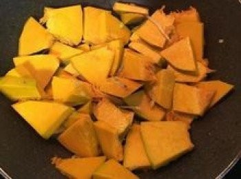 step5: 入南瓜拌炒；