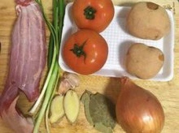 step1: 小牛腱洗淨瀝乾；薑切片；蒜、蔥、蕃茄和馬玲薯洗淨；