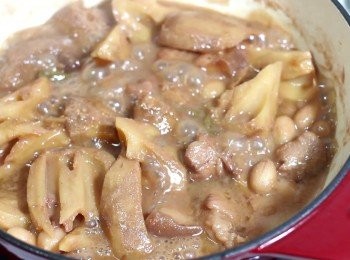 step13: 整個燒的過程需用到一個半小時。
差不多的時候, 可先撈出蔥結。
喜歡吃爽口蓮藕的朋友, 在倒數半小時的時候加入蓮藕。
用漂亮的鑄鐵鍋直接燒, 保溫效果好, 燒好後先燜著, 客人來了, 整鍋上桌, 方便又美觀。