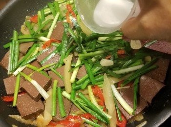 step11: 再用2湯匙食用凍開水及1茶匙粟粉拌勻加入打芡炒勻