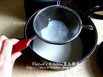 step9: 將杏仁茶用隔篩隔去粉粒入煲內