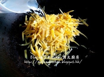 step9: 加200ml水拌勻 , 蓋上蓋再用慢火煮5分鐘