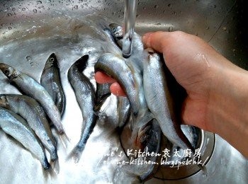 step1: <a href="https://cook1cook.com/shop/item/741?utm_source=cook1cook&utm_medium=recipeingredients&utm_campaign=o" target="_blank" data-keyword="多春魚" class="guide-link"><strong>多春魚</strong></a> <span style="display:inline-block;vertical-align:middle;margin-top:-3px;color:initial;border-radius:3px;padding:2px 3px;font-size:12px;line-height:14px;background:#87d300;color:#fff;">即買</span> 用水沖洗乾淨