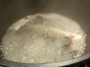 step5: 魚身撒少許鹽，將一半滾水婆滾魚5分鐘，之後將所有材料放入煲內。