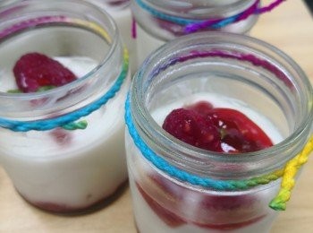 step1: 先將鮮奶置室温回暖，放入鍋中以小火煮熱但不要煮滾，見微起小泡及有奶漿便關火待回温至30零度左右