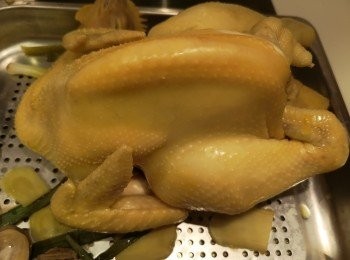 step4: 30分鐘後取出雞隻，盤底的雞湯隔渣留起備用。