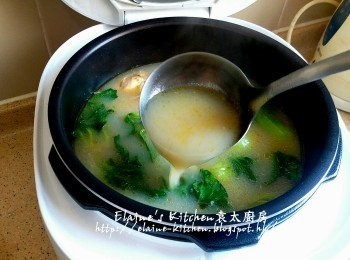 step13: 逐一加入小棠菜 , 雲吞 , 少許鹽 , 胡椒粉調味 , 最後加入無糖豆漿拌勻即可