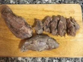 step6: ㄧ小時後關火蓋鍋蓋燜到高湯降溫，便可取出小牛腱切帶厚度的塊狀：