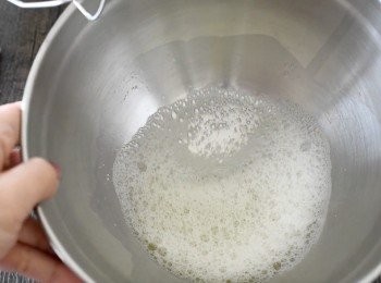 step1: 用電動打蛋器以慢速打發蛋白兩分鐘，至粗泡沫出現。然後逐少下糖，用中速打發一分鐘，泡沫會變少 （*可加一茶匙檸檬汁或他他粉，有助打發）