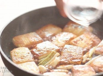 step3: 再來依序加入醬油、米酒與水，將豆腐燒至入味