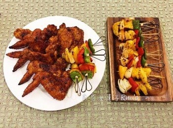 step5: 烤肉時，用些洋蔥、甜椒和鳳梨串成蔬果串一起烤，好吃又補纖維，烤過的鳳梨超級好吃的！