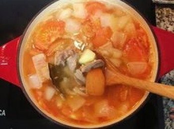 step12: 放入鹽和黒胡椒粉調味，煮到馬玲薯柔軟即可。