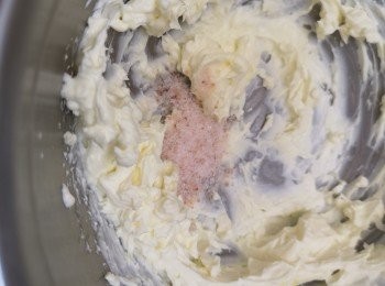 step1: Cream Cheese室溫軟化，用電動打蛋器打成cream沒有粒粒，之後將有所有材料加入，再次用電動打蛋器攪拌。