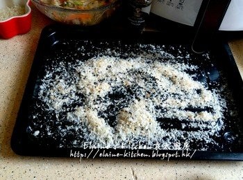 step8: 麵包糠與少許黑芝麻拌勻