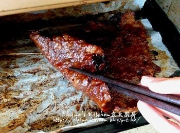 step8: 反轉肉片再放入焗爐繼續用180C上下火焗15分鐘