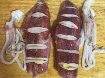 step4: 接著塞入鳳梨，並撒上少許的鹽並抹勻；