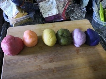 step1: 先將冰皮預拌粉跟椰青水混合成粉團後分成7份，留起一份白色，其餘每份依上面材料的每款<span class="group_2">天然色粉</span>混入每份粉團內備用（每色抽一小撮混合七色總共25g一份）