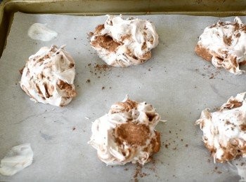 step3: 在烤盤的四角塗點蛋白霜，再鋪上烘焙紙固定位置，將蛋白霜放在烘焙紙上