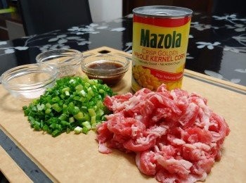 step1: 罐裝粟米粒倒去水份備用;  肥牛片切成小片備用