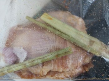 step1: 香茅向乾蔥拍扁，將所有材料放入真空袋主，之後撈攪後進行抽真空，醃半小時以上。