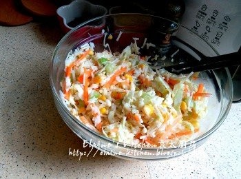 step5: 再加入冷飯 , 雞蛋 , 少許鹽 , 黑胡椒碎及4茶匙生粉拌勻先靜待10分鐘