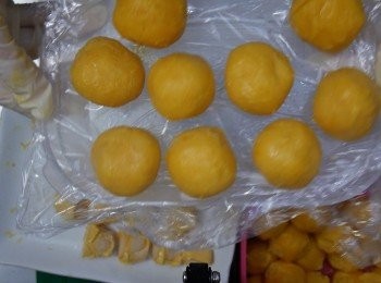 step19: 用手搓埋口，搓成圓球後，放入冰格雪一晚