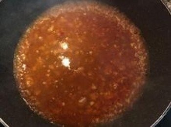 step7: 加入熱水400g煮沸，加入醬油、糖、白胡椒粉調味，試味道用鹽調整；湯汁應偏重，這樣冬粉吸收收後才會剛好；