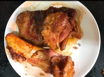 step2: 熱鑊，加麻油，加薑片，蔥段，一個蒜頭炒香
加2湯匙玫瑰露、1.5碗雞汁豉油