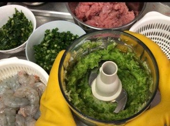 step1: 搞爛薑蔥，加水撈勻。