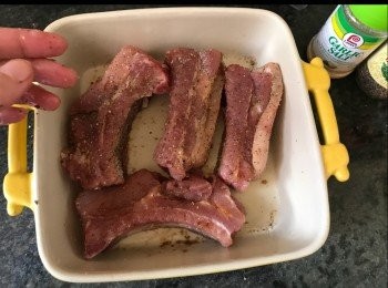 step4: 調味粉用手按摩豬肋骨。