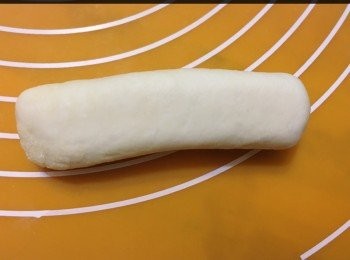 step7: 麵團包好芝士條後，用保鮮紙蓋住備用。