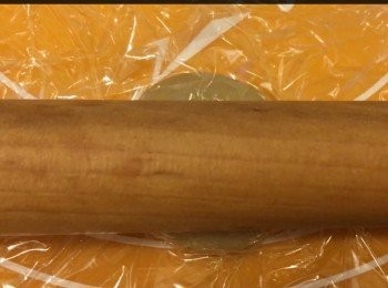 step6: 將月餅皮放上保鮮紙上，再用保鮮紙覆蓋月餅皮，用棍子滾平！