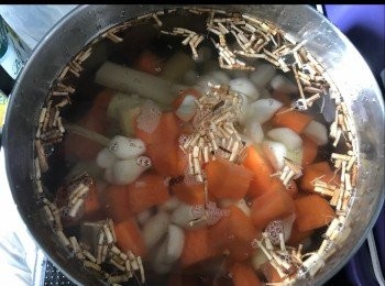 step2: 將材料加入水煲滾。