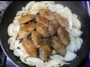 step3: 將<a href="https://bit.ly/3zHU5V3" target="_blank" data-keyword="雞翼" class="guide-link"><strong>雞翼</strong></a> <span style="display:inline-block;vertical-align:middle;margin-top:-3px;color:initial;border-radius:3px;padding:2px 3px;font-size:12px;line-height:14px;background:#87d300;color:#fff;">即買</span> 煎至金黃色。