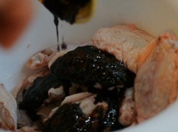 step2: 倒入已洗淨並用廚紙吸干嘅<a href="https://bit.ly/3zHU5V3" target="_blank" data-keyword="雞翼" class="guide-link"><strong>雞翼</strong></a> <span style="display:inline-block;vertical-align:middle;margin-top:-3px;color:initial;border-radius:3px;padding:2px 3px;font-size:12px;line-height:14px;background:#87d300;color:#fff;">即買</span> 