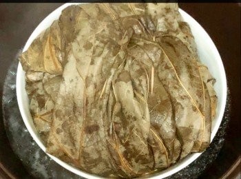 step5: 準備好一鍋滾水後（以大、中火），將包裹去了的荷葉，放入一隻較深的碟內隔水去蒸約20-30分鐘。