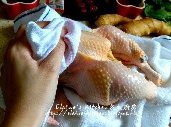 step1: 將雞去頭去尾 , <a href="https://bit.ly/3kLFTWO" target="_blank" data-keyword="雞腳" class="guide-link"><strong>雞腳</strong></a> <span style="display:inline-block;vertical-align:middle;margin-top:-3px;color:initial;border-radius:3px;padding:2px 3px;font-size:12px;line-height:14px;background:#87d300;color:#fff;">即買</span> 剪開 , 刮去雞內污物 , 用水沖洗外內再抹乾水份