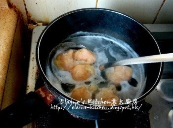 step9: 期間將雲吞放入水中煮至熟透