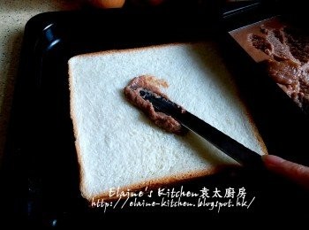 step7: 將適量的阿華田吉丁餡塗上一片白麵包上 , 再將一片白麵包蓋上