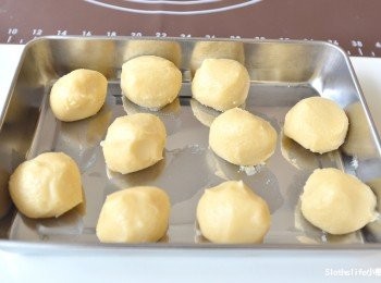 step4: 【製作<span class="group_3">油酥</span>】奶油先室溫軟化，將<span class="group_3">油酥</span>材料混合均勻用手慢慢捏成團，或者全部丟入攪拌機，攪拌均勻即可。
分成10份，一顆約26克。
鬆弛約15分鐘