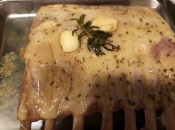 step5: 完成慢煮後打開真空袋，之後取出羊架。