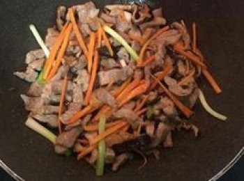 step6: 放入紅蘿蔔絲，炒勻；