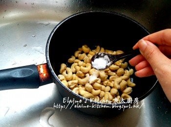 step2: 翌日將腰果用水沖洗放入煲內 , 加少許鹽 , 加水蓋過腰果面