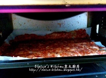 step6: 除去保鮮紙後連焗爐紙一同放入焗盆內 , 放入焗爐用180C上下火先焗15分鐘