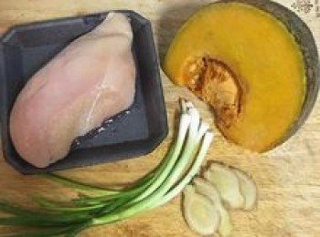 step1: 薑切片、蔥洗淨；<a href="https://bit.ly/3EZL8dD" target="_blank" data-keyword="雞胸" class="guide-link"><strong>雞胸</strong></a> <span style="display:inline-block;vertical-align:middle;margin-top:-3px;color:initial;border-radius:3px;padding:2px 3px;font-size:12px;line-height:14px;background:#87d300;color:#fff;">即買</span> 洗淨瀝乾。